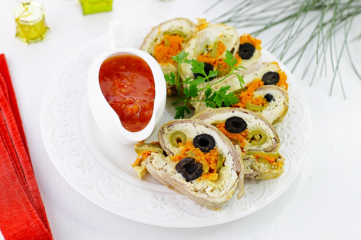 Куриный рулет с сыром и беконом в духовке на Новый год