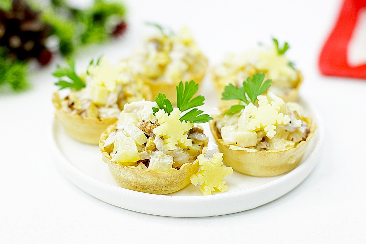 Тарталетки с ананасом, сыром и курицей на праздничный стол