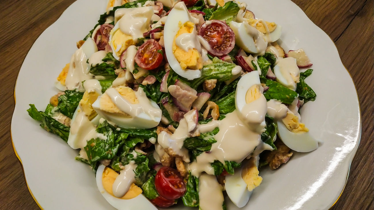 Cалат с жареной курицей, беконом и овощами