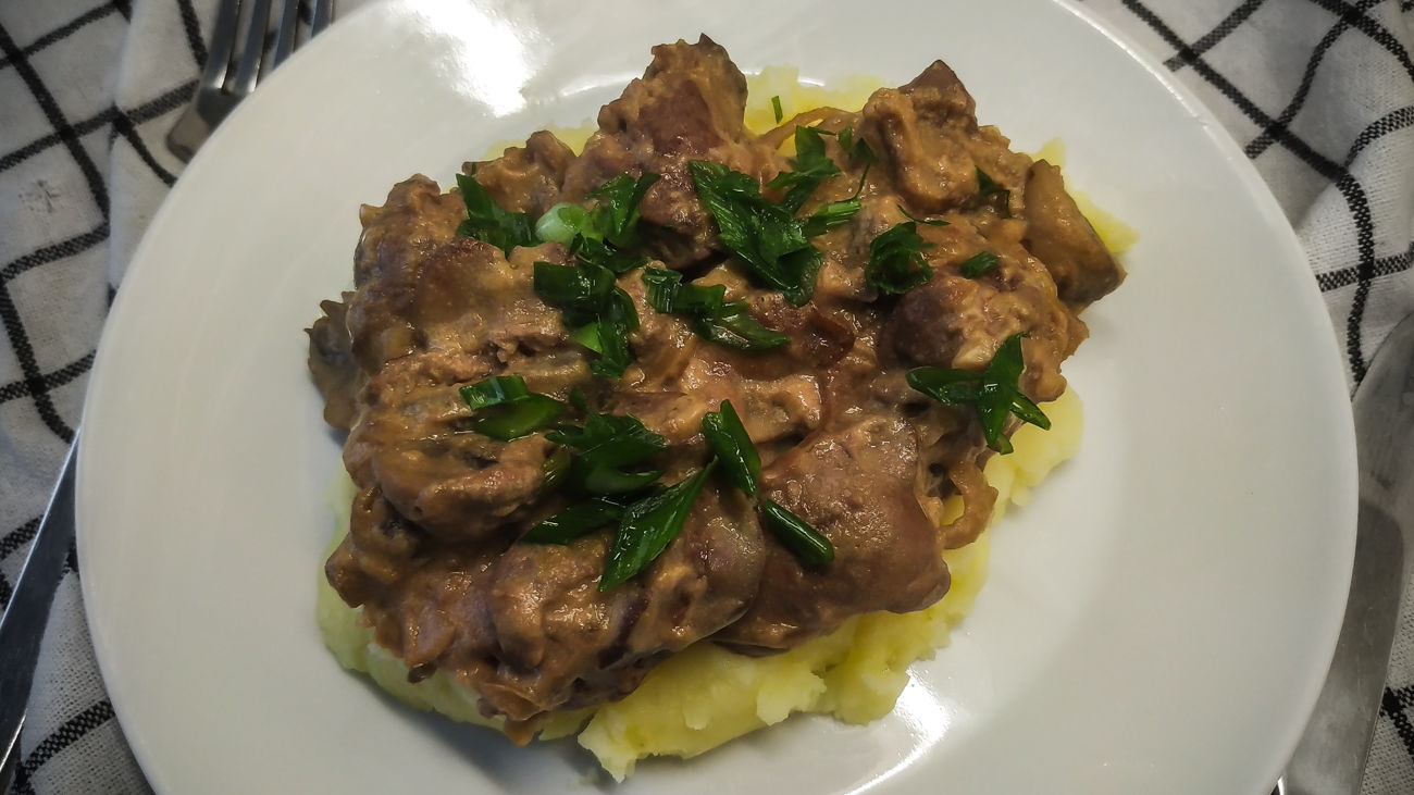 Куриная печёнка в сметане с грибами
