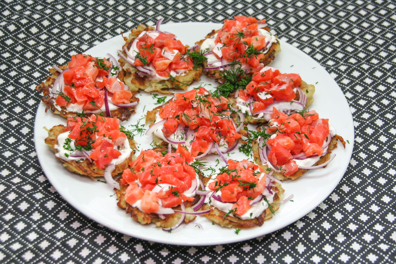 Картофельные оладьи с рыбой