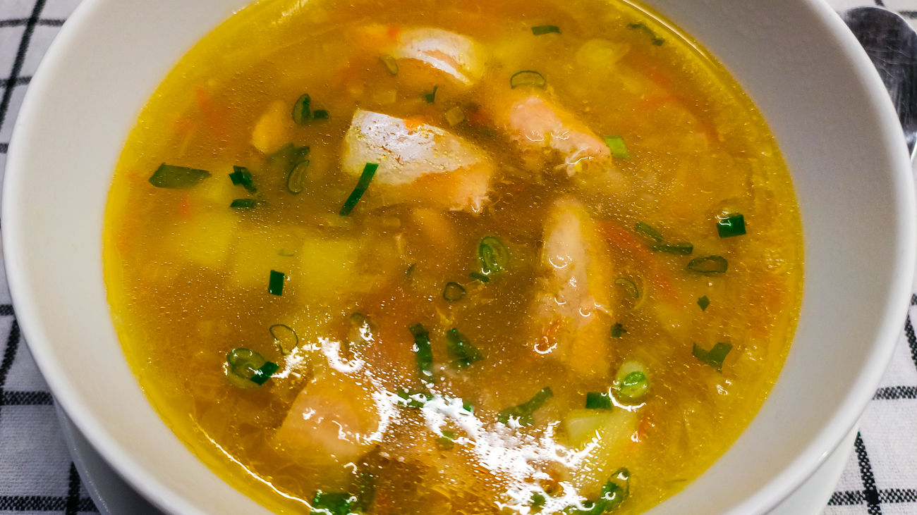 Уха из форели с перловкой