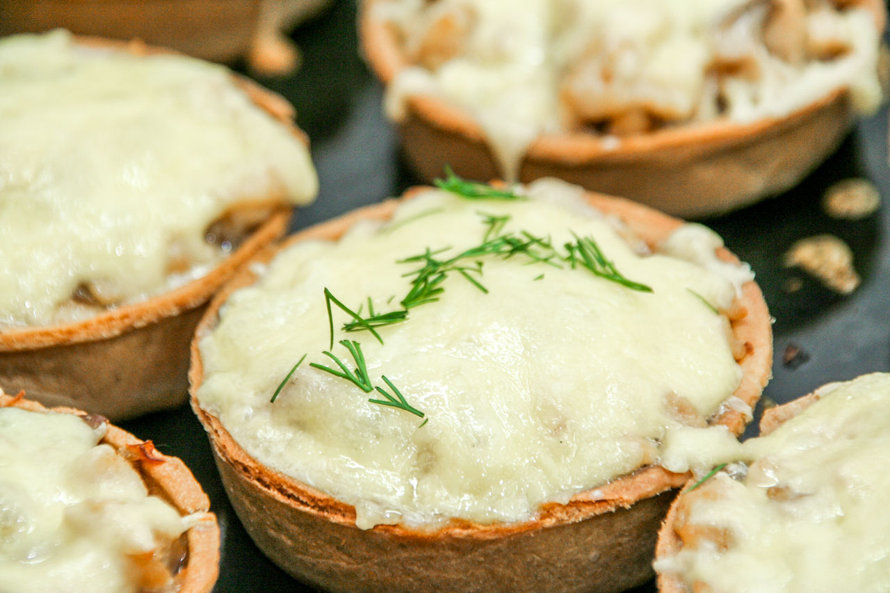 Куриные тарталетки с грибами и сыром