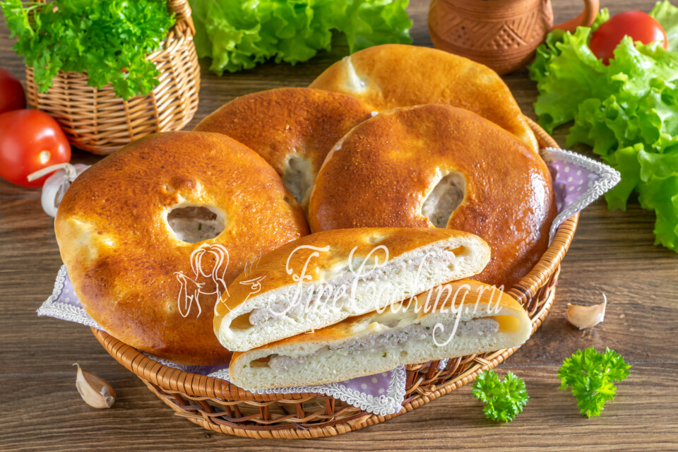 Пышные лепешки на кефире с мясной начинкой в духовке